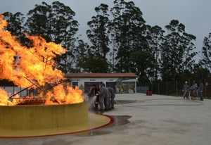 Treinamento de Brigadistas Aldeia da Serra - - Treinamento de Brigadistas para Combate a Incêndio